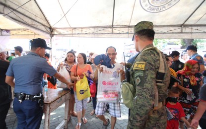 <p><strong>TIGHT SECURITY.</strong> Police and military personnel inspect the belongings of visitors as they enter the Manila North Cemetery during All Saints’ Day on Thursday (Nov. 1, 2018). The Manila Police District said this year’s “Undas” observance has been “generally peaceful”.<em> (PNA photo by Avito C. Dalan)</em></p>