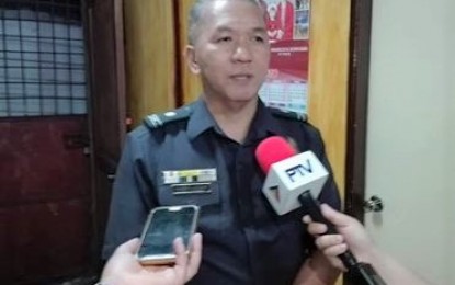 <p><strong>OPERATION  GREYHOUND</strong>. Baguio City Jail warden, Chief Insp. Crispin Dornagon, bares another attempt to smuggle illegal drugs inside the facility on Sunday. As an offshoot, the administration will prohibit visitors entering from wearing jackets or shoes where the contraband can be hidden. <em>(Pamela Mariz Geminiano/PNA)</em></p>