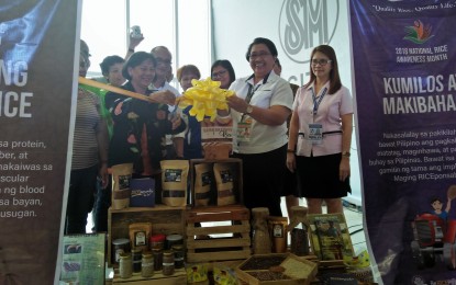 <p><strong>RICE AWARENESS MONTH</strong>. Regional Executive Director Remelyn R. Recoter (second from right) cuts the ribbon to kick off the celebration of the Rice Awareness Month this November in Western Visayas held at the SM City Iloilo on Monday (November 5, 2018). <em>(Photo by Perla Lena) </em></p>