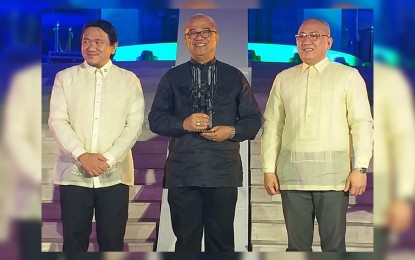 <p><strong>'GREEN' AWARDEE.</strong> Bishop Gerardo Alminaza of the Diocese of San Carlos in Negros Occidental (center) receives the “Luntiang Panagtitipon” Award from The Climate Reality Project Philippines officials led by Rodne Galicha (left) during the 2018 Leadership Awards held at the National Museum of Natural History in Manila Monday night (November 5, 2018).  <em>(Photo by Erwin P. Nicavera) </em></p>