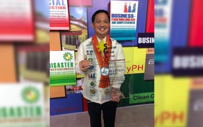<p><strong>HALL OF FAMER.</strong> Legazpi City Mayor Noel Rosal receives the Hall of Fame recognition in the prestigious Seal of Good Local Governance award from the Department of the Interior and Local Government (DILG) in ceremonies held at the Manila Hotel, Nov. 7, 2018. <em>(Contributed photo by  Carmelo Altea)</em></p>
<p> </p>