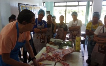 <p><strong>PREPARING THE MEAT.</strong> Netherland-based Project Uitzending Managers senior expert Jan Van Goor (left) with the participants of the two-day butchery training in Sagay City, Negros Occidental earlier this week.<em> (Contributed photo)</em></p>