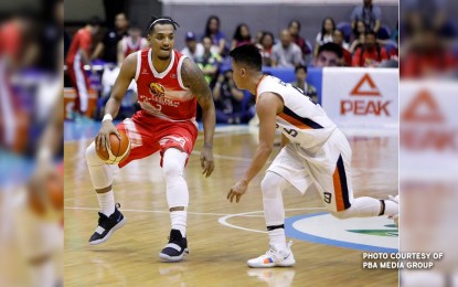 <p>Jason Perkins of Phoenix Fuel Masters (left) is the leader in the Philippine Basketball Association's race for the Rookie of the Year honor. Photo shows Perkins during Friday night's (November 9, 2018) game against the Meralco Bolts. </p>