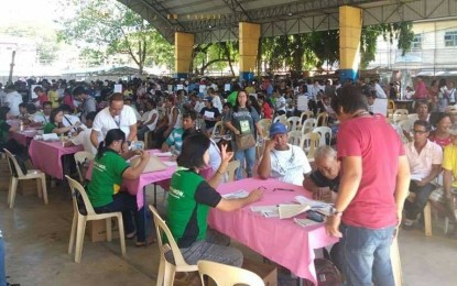 <p><strong>CASH AID.</strong> Family-beneficiaries of the Unconditional Cash Transfer (UCT) program receive a PHP2,400 cash aid each during the latest payout held in Guimba, Nueva Ecija. <em>(Photo Courtesy of the DSWD Regional Office 3)</em></p>