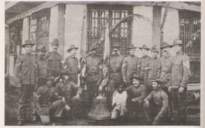 <p>American soldiers who survived the Balangiga Encounter pose with a Balangiga bell. Photo taken in Calbayog, Samar in April 1902. <em>(Public domain photo from FB page of Rolando Borrinaga)</em></p>