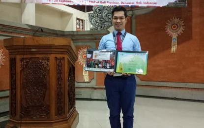 <p>Dr. Bryant Acar, Master Teacher II from the senior high school department of Science and Technology Education Center in<br />Baslak, Lapu-Lapu City, bagged second place in the 2nd Ki Hajar Dewantara Award in Bali, Indonesia. <em>(DepEd photo)</em></p>