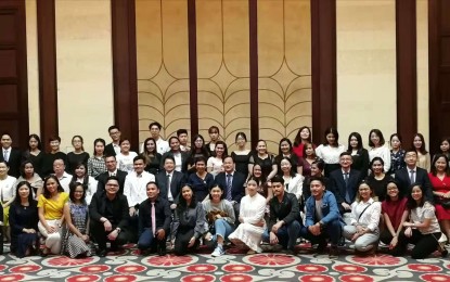 <p>XIAMEN VISIT. China-Philippines Youth Exchange Program delegates pose for a group photo during the welcoming dinner at Royal Victoria Hotel in Xiamen by the Xiamen Foreign Affairs Office. <em>(Photo by Hilda Austria) </em></p>