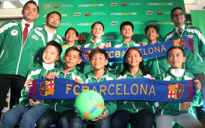 <p><strong>FOOTBALL CAMPERS.</strong> Milo Philippines officials welcome back the young athletes, who attended the Barcelona FC training camp in Spain, during a press conference at the Amici Restaurant in Makati City on Wednesday (Nov. 14, 2018). Present during the event are consumer marketing manager Robert de Vera (far left), camp assistant organizer Mike Reyes (second from left) and sports executive Lester Castillo. <em>(PNA photo by Jess M. Escaros Jr.)</em></p>