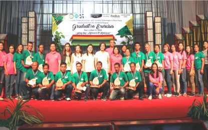 <p><strong>AWARDEES</strong>. Farmer-achievers (in green shirts) bag medals and plaques of recognition for being topnotchers in their class during the conduct of the six-month(May -November, 2018) school-on-the-air (SOA) program of Mariano Marcos State University (MMSU), Department of Agriculture, Philippine Council for Agriculture, Aquatic, and Natural Resources Research and Development, Philippine Rice Research Institute , and the Philippine Broadcasting Service. <em>(Photo by Marco Leo A. Magno, MMSU)</em></p>