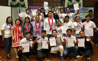 <p><strong>GRADUATION</strong>. Ilocos Norte's first batch of graduates from the Department of Information and Communications Technology’s (DICT) Rural Impact Sourcing (RIS) program pose for posterity with their mentors and local officials at the Provincial Capitol session hall on Nov. 19, 2018.  <em>(Photo by Leilanie G. Adriano)</em></p>