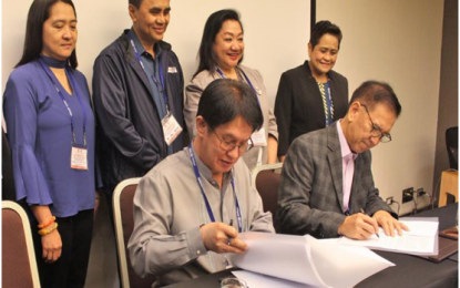 <p><strong>DOH-PSH TIEUP.</strong> <br />Department of Health (DOH) Calabarzon Regional Director Dr. Eduardo C. Janairo (left) signs a memorandum of agreement with Philippine Society of Hypertension president Alfredo A. Atiliano to improve cardiovascular risk assessment and management in Calabarzon region held at Novotel in Quezon City on Monday (Nov. 19, 2018). Witnesses include (left to right) DOH Calabarzon Medical Officer III Marilou R. Espiritu; DOH Assistant Regional Director Dr. Noel G. Pasion; PSH Vice President Leilani B. Mercado-Asis; and Treasurer Dolores D. Bonzon.<em> (Photo courtesy of DOH4A-MRCU)</em></p>