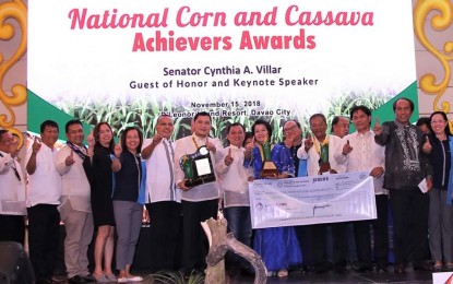 <p>HALL OF FAME AWARDEE. Pangasinan Provincial government officials spearheaded by Governor Amado Espino III and Provincial Agriculturist Dalisay Moya flash the number one sign as they receive the National Quality Corn Achiever Award from the Department of Agriculture. <em>(Photo courtesy of the Provincial Government of Pangasinan official Facebook page)</em></p>