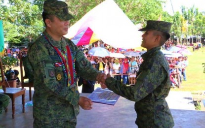<p><strong>NEW SOLDIERS.</strong> Major Gen. Cirilito Sobejana, the Army’s 6th Infantry Division chief, hands over a certificate to one of the newest female members of the Armed Forces of the Philippines. <em><strong>(Photo by 6th ID)</strong></em></p>