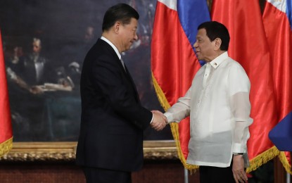<p>President Rodrigo Roa Duterte and President Xi Jinping shake hands during the Chinese leader's state visit to the Philippines in November last year. <em>(Presidential Photo)</em></p>