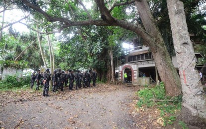 <p>The joint police and army team entered the the premises of the Victorio's Beach Resort to scour the area after an encounter with the New People's Army (NPA) Monday morning. <em><strong>PNA photo by Lilian C Mellejor</strong></em></p>