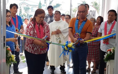 <p><strong>NEGOSYO CENTER.</strong> Representatives of the Department of Trade and Industry, led by Regional Director Florante Leal (right), and Paoay Mayor Eileen Llaguno-Guerrero open the 12th Negosyo Center at the Paoay Civic Center in Ilocos Norte on Wednesday (Nov. 28, 2018). <em>(Photo courtesy of DTI)</em></p>