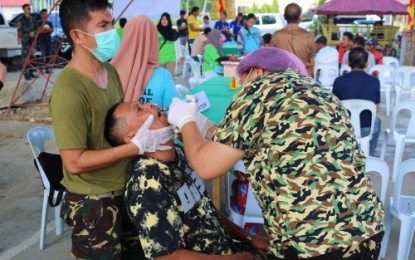 <p><strong>HEALTH MISSION.</strong> An Army dentist attends to a patient during the Nov. 26-28 outreach program of the Autonomous Region in Muslim Mindanao - Humanitarian Emergency Action Response Team in Maguindanao. <em><strong>(Photo by 6ID).</strong></em></p>