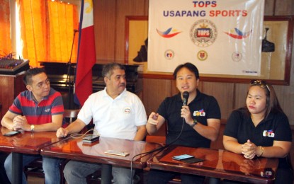 <p><strong>SPORTS PATRON.</strong> Go For Gold godfather Jeremy Go (second from right) talks about his company's support to sports development during the weekly "Usapang Sports: presented by the Tabloid Organization in Philippine Sports (TOPS) at the National Press Club building in Manila on Thursday (November 29, 2018). From left are Philippine Table Tennis Federation, Inc. president Ting Ledesma; TOPS president Ed Andaya, sports editor of People's Tonight; Go and coach Ednalyn Hualda.<em> (PNA photo by Jess Escaros)</em></p>