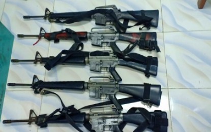 <p>Several of the firearms recovered by responding police and military troopers from the suspects in the Saturday (Dec. 1, 2018) ambush in Matalam, North Cotabato. <em>(Photo by PRO-12)</em></p>