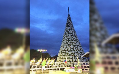 <p><strong>GIANT CHRISTMAS TREE LIGHTING IN PUERTO PRINCESA.</strong> This giant Christmas tree which measures 100 feet was lighted Saturday night in Puerto Princesa to officially welcome the holiday season. <em>(Photo borrowed from Ms. Regina Cantillo)</em></p>