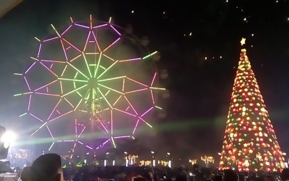 <p><strong>CHRISTMAS FEST</strong>. Gapan City residents enjoy free rides at the 45-foot tall lit ferris wheel-cum-giant lantern, which, along with a 100-foot Christmas tree and tunnel of lights, was the main attraction of the Christmas festival dubbed "Masaya ang Pasko sa Gapan" that was formally launched Saturday, Dec. 1, 2018. <em>(Photo by Marilyn Galang)</em></p>