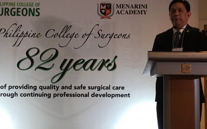 <p><strong>DOCTOR-PATIENT PARTNERSHIP.</strong> Philippine College of Surgeons president Alejandro Dizon says physicians are responsible for educating patients about the latest surgical and pain management options available in the field during a press briefing in Mandaluyong City on Tuesday (Dec. 4, 2018). He says both the patient and the physician must agree on how ailments should be treated. <em>(Photo by Ma. Teresa Montemayor)</em></p>