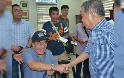 <p>Negros Occidental Governor Alfredo Marañon Jr. (right) greets Candoni Mayor Cicero Borromeo, who joined village officials who received checks for various projects funded by the provincial government, during the turn-over rites held at the Provincial Capitol in Bacolod City on Tuesday. <em>(Photo courtesy of Negros Occidental Capitol PIO)</em></p>
<p> </p>