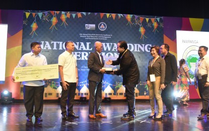 <p style="font-weight: 400;"><strong>GAWAD KALASAG GRAND WINNER.</strong> Defense Secretary Delfin Lorenzana gives the plaque of recognition for Best Provincial Disaster Risk Reduction and Management and Humanitarian Assistance to Pampanga Vice Governor Dennis Pineda during the 20th Gawad Kalasag National Awards ceremony on Tuesday, Dec. 4, 2018. Looking on are Provincial Disaster Risk Reduction and Management Office head Angelina Blanco, 3<sup>rd</sup> District Board Member Rosve Henson and Office of Civil Defense Regional Director Marlou L. Salazar.  (<em>Photo courtesy of Jun Jaso of Pampanga PIO) </em></p>
