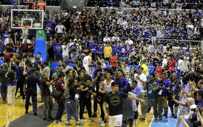 <p><strong>BLUE EAGLES PREVAIL</strong>. Ateneo de Manila University (ADMU) Blue Eagles celebrate their win over the UP Fighting Maroons, 99-81, during the do-or-die UAAP men's basketball championship at the Smart Araneta Coliseum in Cubao, Quezon City on Wednesday (Dec. 5, 2018). <em>(PNA photo by Jess M. Escaros Jr.)</em></p>