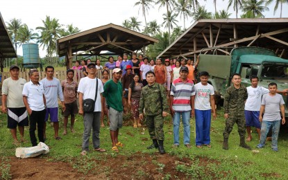 <p>Village officials and military pose for a photo opportunity after the delivery of piglets in Villa Aurora in Burauen, Leyte. <em>(Photo courtesy of the Philippine Army's 78th Infantry Batallion) </em></p>