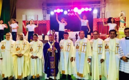 <p>Archbishop Orlando Cardinal Quevedo (center) poses with Oblate priests after the mass Thursday (Dec. 6, 2018) at the Notre Dame of Midsayap College gymnasium that signals the start of the Dec. 6-8 Oblate Schools Cultural-Athletic Association Meet in Midsayap, North Cotabato <em>(Photo by NDBC Media Center)</em></p>