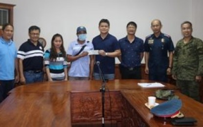 <p><strong>BACK TO THE FOLD OF LAW.</strong> Aurora acting Governor Rommel Rico Angara hands over checks worth PHP65,000 as financial assistance to former NPA rebel "Apple/Rudy/Rohel" on Thursday, Dec. 6, 2018. Also in photo from left to right are: Provincial Administrator Guy Tuzon, Ariel Espinosa from the Department of the Interior and Local Government, Camay Joy Dedero from the Provincial Social Welfare and Development Office, Ofelio Tactac from DILG-Aurora, Senior Supt. Cosme Abrenica and Lt. Col. Jose Marie F. Torrenueva II . <em>(Photo by Jason de Asis)</em></p>