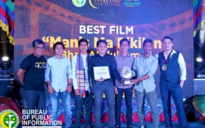 <p><strong>BEST MORO FLICK.</strong> Autonomous Region in Muslim Mindanao Governor Mujiv Hataman (extreme left) and actor Robin Padilla (extreme right) flank the people behind the featured film 'Manis Ma Pikilan' that emerged as the grand winner in the Moro Film Festival held Thursday (Dec. 6) at Shariff Kabunsuan Complex in Cotabato City. <em><strong>(Photo by BPI-ARMM)</strong></em></p>