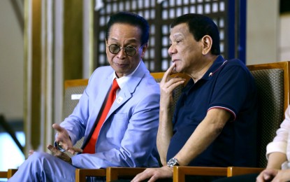 <p><strong>RHETORIC NOT TO BLAME.</strong> Presidential Spokesperson Salvador Panelo chats with President Rodrigo Duterte in one of the previous presidential events. Panelo on Monday (Sept. 24, 2019) dismisses a Global Witness report blaming President Rodrigo Duterte’s aggressive rhetoric for the rise in land activists’ killings in the country. <em>(File photo)</em></p>