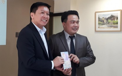 <p style="text-align: left;">Chinese Consul General Li Lin handed over the passport of Vice Mayor Bernard Al-ag, who was the first to apply a Chinese visa during the opening of the visa service of the Chinse Consulate in Davao City on Monday. <em><strong>PNA photo by Lilian C Mellejor</strong></em></p>