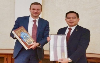 <p>Agriculture Undersecretary Waldo R. Carpio (right) exchanges tokens with Ministry of Agriculture Head of the Department of International Cooperation Maksim Markovich during the 1st Joint Working Group Meeting on Agricultural Cooperation in Moscow on December 5, 2018. <em>(V. Cara photo)</em></p>
