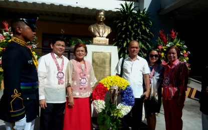 <p><strong>AGUINALDO BUST UNVEILING</strong>.</p>
<p>Angelo Jarin Aguinaldo (2nd from left) and Jennet Aguinaldo-McAree (2nd from right), descendants of the late Gen. Emilio F. Aguinaldo, join Director Myrna De Persia-Medina (3rd from left), Napolcom Acting Executive Officer; and school principal Zenaida U. Arao (right), in the unveiling of the bust monument of the former Philippine president at the Camp General Emilio Aguinaldo High School along Boni Serrano Avenue in Quezon City on Monday (Dec. 10, 2018).The occasion was also attended by Dr. Emmanuel F. Calairo, Cavite Historian and Vice Vice Chancellor of Research of De La Salle University-Dasmariñas, Rhous G. Camposanto of Kawit Tourism Office, and other Aguinaldo's descendants. <em>(PNA photo by Gladys S. Pino)</em></p>