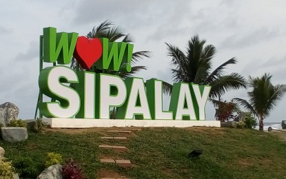 <p><strong>NOW OPEN. </strong> The "Wow Sipalay" signage on the beachfront of Sipalay City, Negros Occidental. The city has resumed tourist activities in select areas as the province shifted into modified general community quarantine starting June 1, 2020. (<em>PNA Bacolod file photo)</em></p>
