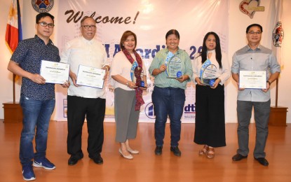 <p>Dagupan City Mayor Belen Fernadez (third from right) and other city officials received the Overall Most Competitive City (independent component city category) in Region 1 (Ilocos) from DTI on Dec.12. <em>(Photo courtesy of Dagupan City Information Office) </em></p>