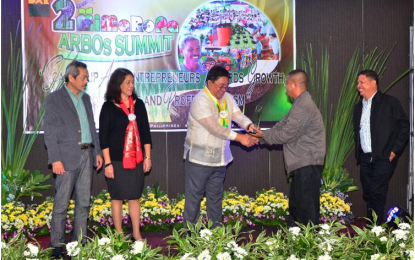 <p><strong>CITATION</strong>. Agrarian Reform Secretary John R. Castriciones congratulates Johnny Francisco, chairman of Bagtingon Upland Association of Land Occupants, which is cited as one of 20 outstanding Agrarian Reform Beneficiaries’ Organizations (ARBOs) of Mimaropa (Mindoro Oriental and Occidental, Marinduque, Romblon and Palawan during DAR region Summit held at H20 hotel in Manila on Dec. 10-12, 2018. Assisting the DAR chief are Assistant Regional Director Beth Lee, Provincial Agrarian Reform Officer Isagani G. Placido and CARPO-PBD Virgilio L. Laggui. <em>(Photo courtesy of DAR-PAMRS)</em></p>