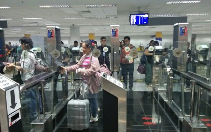 <p><strong>PH ENTRY.</strong> Passengers use the e-gates as they arrive at the Ninoy Aquino International Airport (NAIA). The international inbound passenger capacity at the NAIA has been increased to a maximum of 5,000 per day beginning February 4, the Manila International Airport Authority said. (<em>PNA file photo by Cristina Arayata)</em></p>