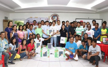 <p><strong>SOLAR LIGHTS</strong>. Around 50 'paraw' operators or fishermen in Alaminos City pose with their solar lighting system from Team Energy Foundation Inc., the corporate social responsibility arm of independent power producer Team (Philippines) Energy Corporation. The solar lights,  for the fishermen's use at home and for their livelihood, were distributed Thursday (December 14, 2018). <em>(Photo courtesy of Mayor Arthur Celeste's official Facebook page) </em></p>