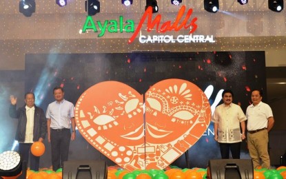 <p><strong>MALL OPENING.</strong> Negros Occidental Governor Alfredo Marañon Jr. (left) and Bacolod City Mayor Evelio Leonardia (2<sup>nd</sup> from right) with Jose Emmanuel Jalandoni (2<sup>nd</sup> from left), ALI senior vice president and head for Commercial Business Group, and Dodo Ocampo of Makati Development Corp. during the ceremonial merging of heart that marks the opening of the P5.2 billion Ayala Malls Capitol Central in Bacolod City on Friday (December 14, 2018). <em>(Photo by Richard Malihan/Negros Occidental Capitol PIO)</em></p>
<p> </p>
