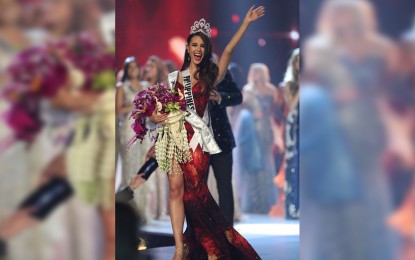 <p><strong>MISS UNIVERSE 2018.</strong> Catriona Gray, 24, waves to the crowd after she is crowned Miss Universe 2018 during the coronation in Bangkok, Thailand on Monday (Dec. 17, 2018). <em>(Photo from Miss Universe Twitter page)</em></p>