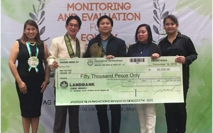 <p><strong>TOP PERFORMING LGU</strong>. <br />Noveleta Mayor Dino Chua (center) and Municipal Health Officer Dr. Hilda Bucu (2nd from right) receive the symbolic PHP50,000 check and the plaque of distinction as Top Performing LGU for health services of its Rural Health Unit in the Calabarzon Region from DOH Regional Director Dr. Eduardo Janairo (2nd from left) during the awarding ceremony at the New World Manila Bay Hotel, Manila on Dec. 14, 2018. <em>(Photo by Dennis Abrina/PNA)</em></p>