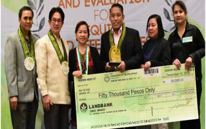 <p><strong>TOP PERFORMING LOCAL EXECS.</strong> San Luis, Batangas Mayor Samuel Noel B. Ocampo (center) bags the top performing local chief executive, among other top LGU health performers in the Calabarzon Region comprising Cavite, Laguna, Batangas, Rizal and Quezon, receiving the plaque of recognition and PHP 50,000 cash from the Department of Health (DOH) led by Regional Dr. Director Eduardo C. Janairo (2nd from left), Assistant Regional Director Dr. Noel G. Pasion, DMO IV Elizabeth V. Sario, Lorenza C. Serafica - Local Health System Regional Coordinator and Medical Officer III Monica Jennifer B. Victorino during the awards rite at the New World Manila Bay Hotel on Dec. 14, 2018. <em>(Photo courtesy of DOH4A-MRCU)</em></p>