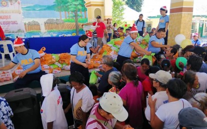 <p>Policemen and women of Malasiqui Police Station distribute food to the indigent children and senior citizens in the town. <em>(Photo courtesy of Malasiui Police Station) </em></p>
