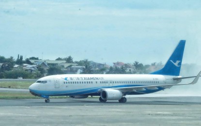 <p>Xiamen Air Boeing 737-800 touched town at the Francisco Bangoy International Airport in Davao City on Tuesday with 130 passengers on board from Quanzhou.  <em><strong>Photo courtesy of Ian Garcia</strong></em></p>