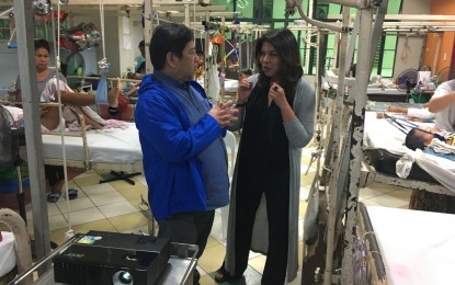 <p>Philippine Orthopedic Center (POC) chief Jose Pujalte Jr. discusses with Presidential Communications Operations Office (PCOO) Undersecretary Lorraine Marie Badoy some concerns of the hospital and its patients. <em>(PNA photo)</em></p>