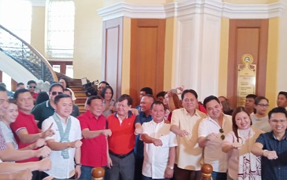 <p>Former SAP Bong Go (sixth from left) together with Gov. Amado Espino III (fifth from left) and 5th district Cong. Amado Espino Jr. (seventh from left) and other provincial government officials pose the "Duterte" hand sign at Lingayen on Thursday. <em>(Photo by Hilda M. Austria) </em></p>